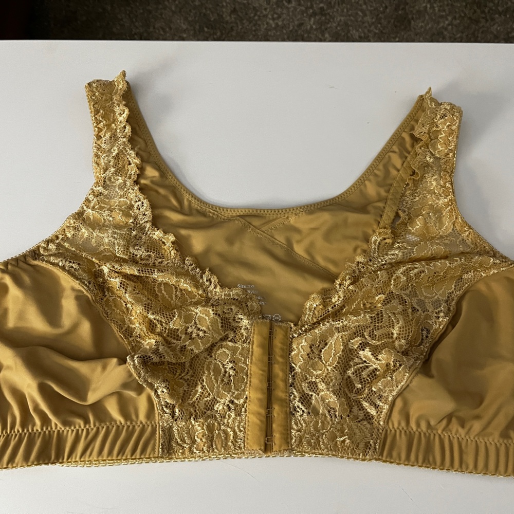 3x Lace-Accent Front close Full Coverage Bra in Nude Used